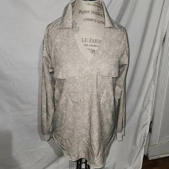 Athleta Womens Viper Gray Zuma Printed V Neck Top Blouse Medium - Picture 1 of 5